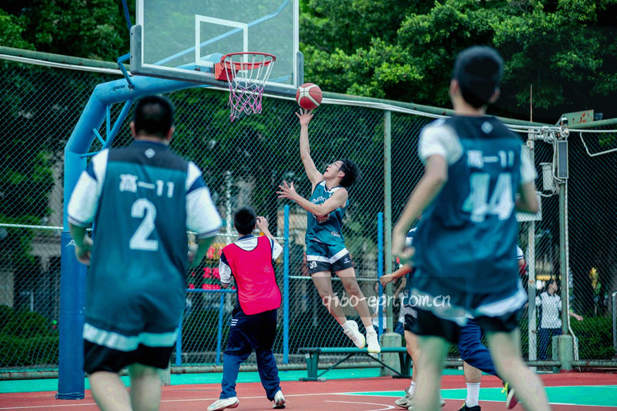 桌面、移动、平板与小程序四类终端按适配周期长短排布的抽象条形示意